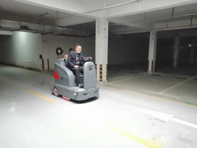 随州小区物业保洁不用人力改用驾驶式洗地机了
